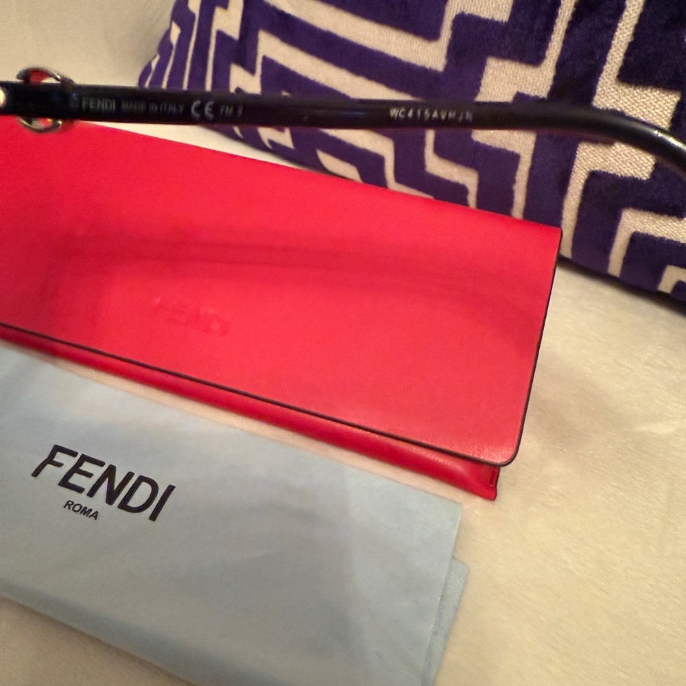 Fendi Black Oversized Sunglasses - Picture 4 of 5